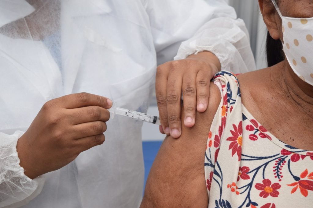 Vacinação em pessoas de 65 a 69 anos terá continuidade a partir de  segunda-feira (5) - Prefeitura de Cachoeiro de Itapemirim - ES