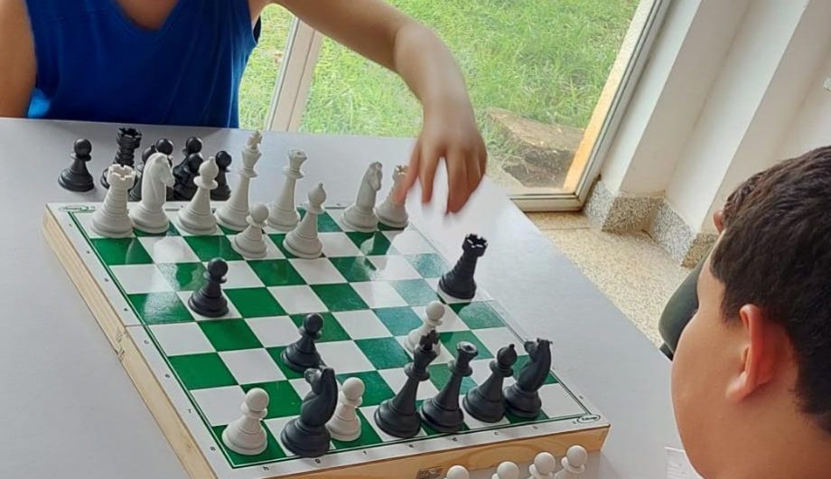 jogo de xadrez feliz feliz